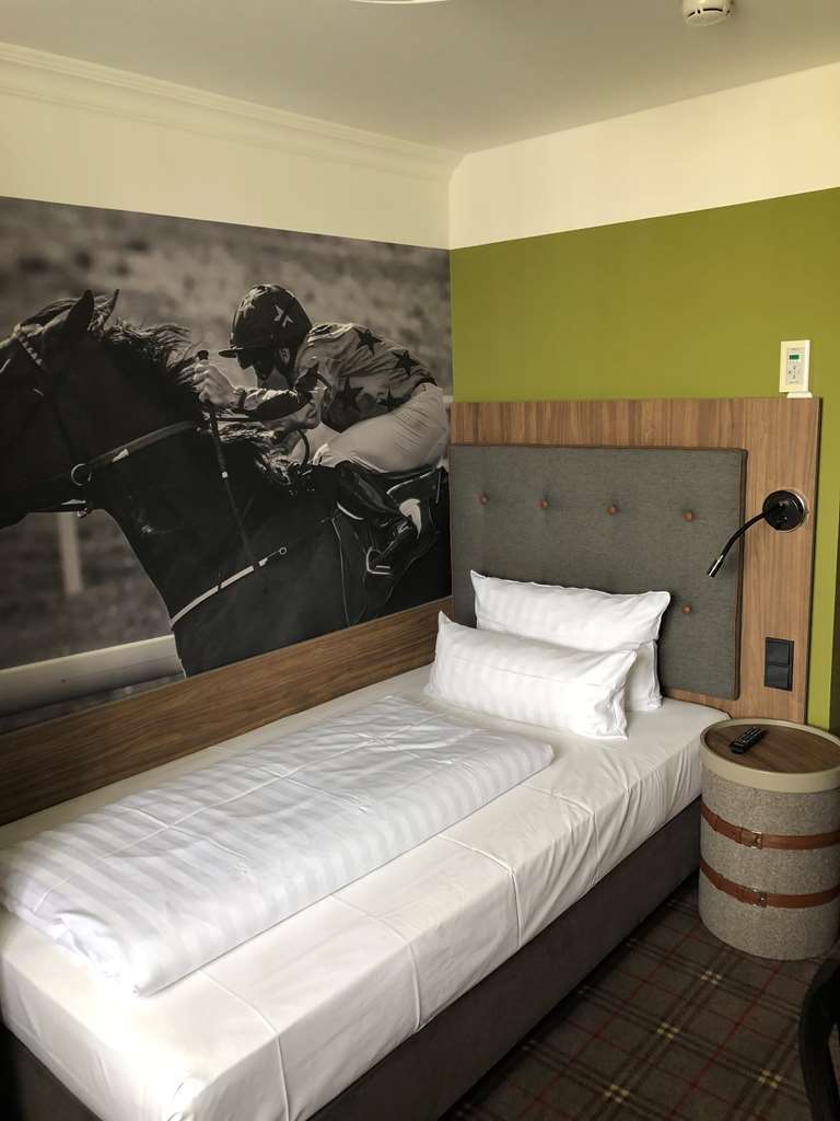The Ascot Hotel Cologne Room photo
